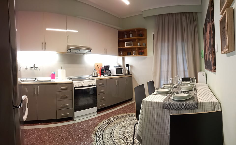 Deluxe Apartment (Royal) | Private kitchen | Fridge, microwave, oven, stovetop
