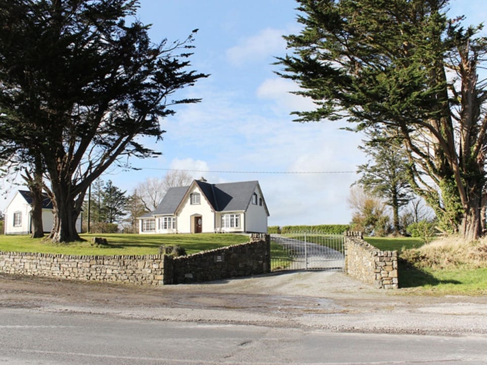 R 551 view of Pine Tree House.