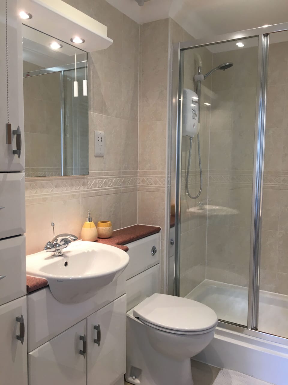 En-suite to main bedroom