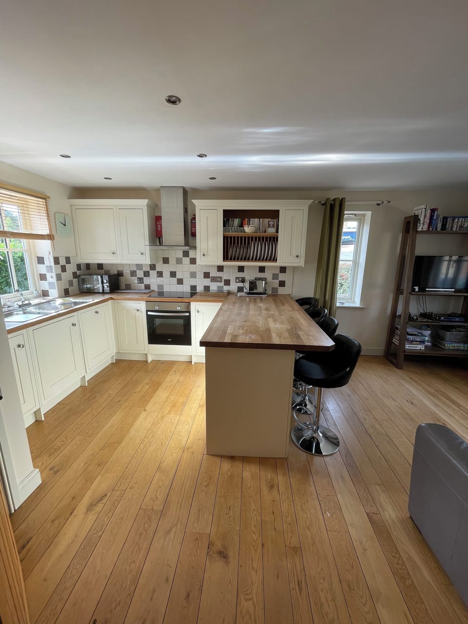 Kitchen diner with bar stools. 
Oven and hob , dishwasher, fridge, freezer etc 