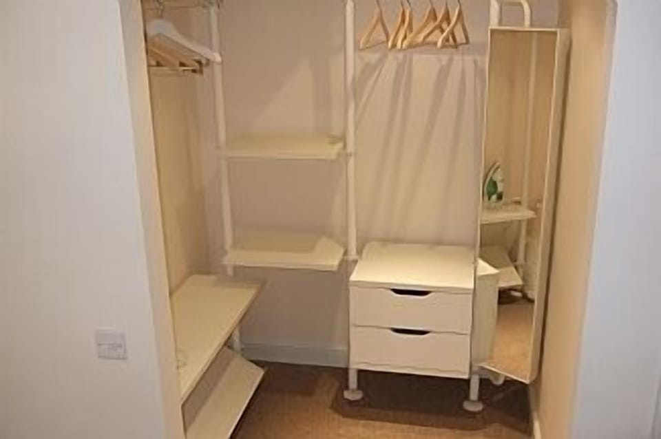Walk in dressing room to master bedroom