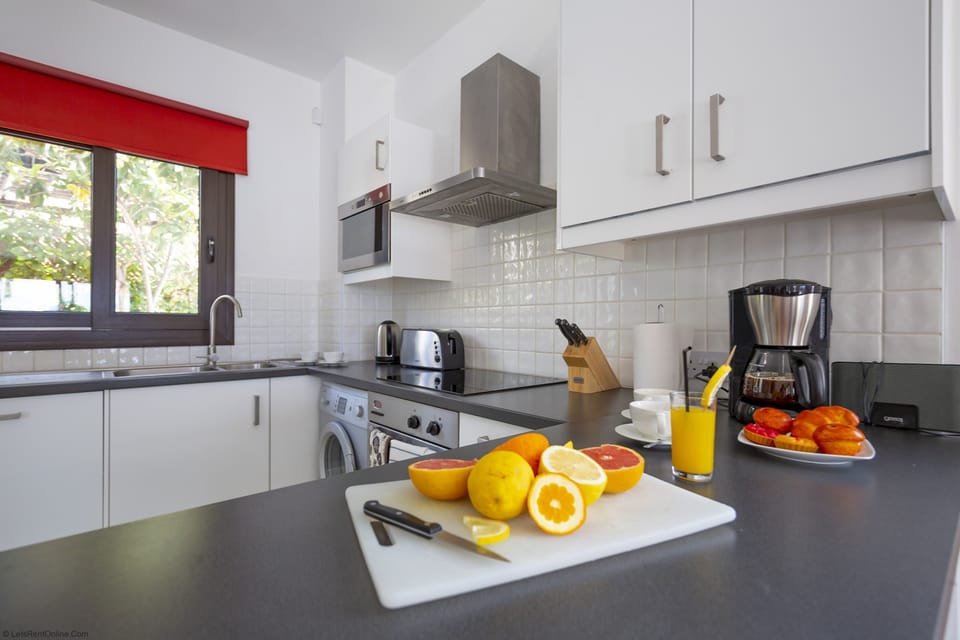 Plenty Space to Cook/Work