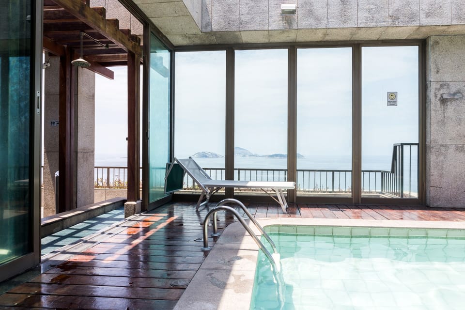 swimming pool (building rooftop)