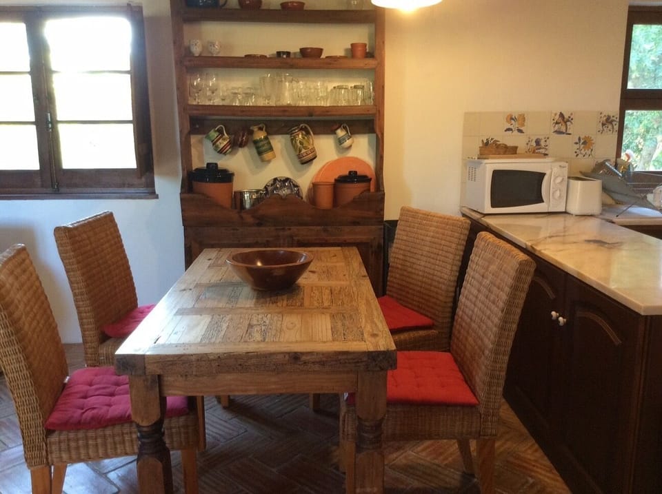kitchen/eating area