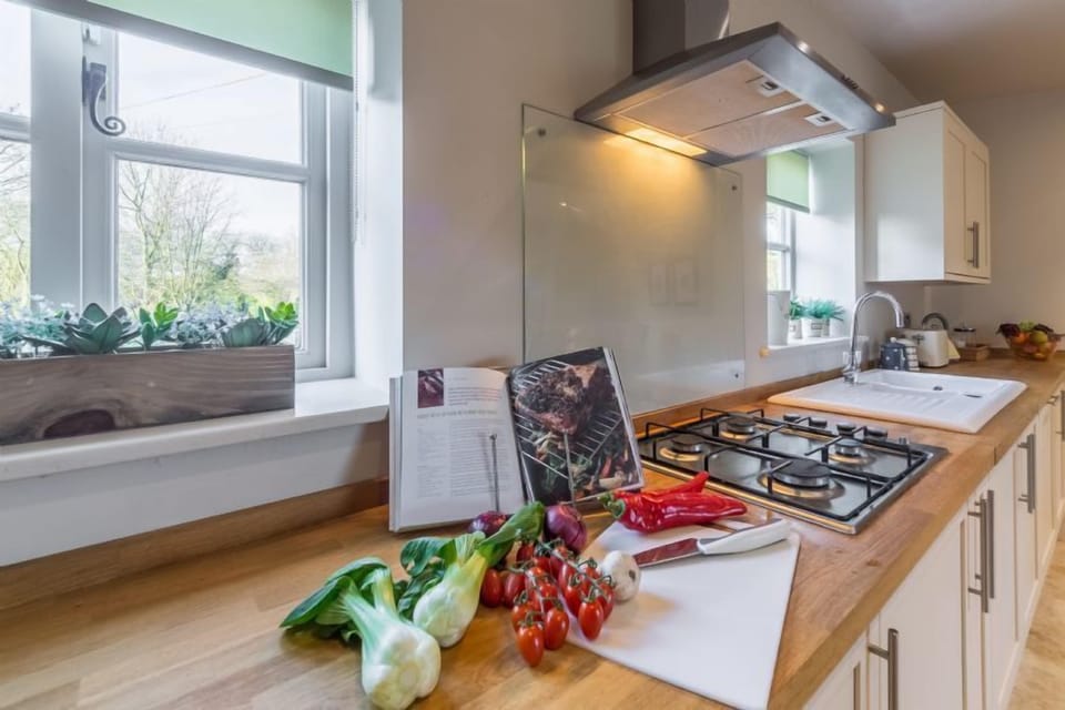 Ground floor: Kitchen with gas hobs