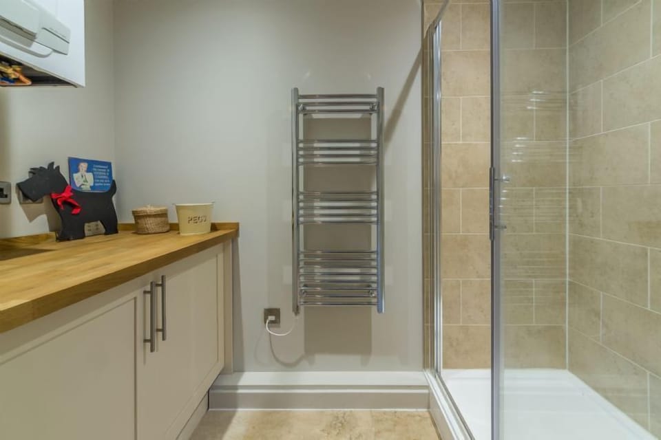 Ground floor: Shower / utility room