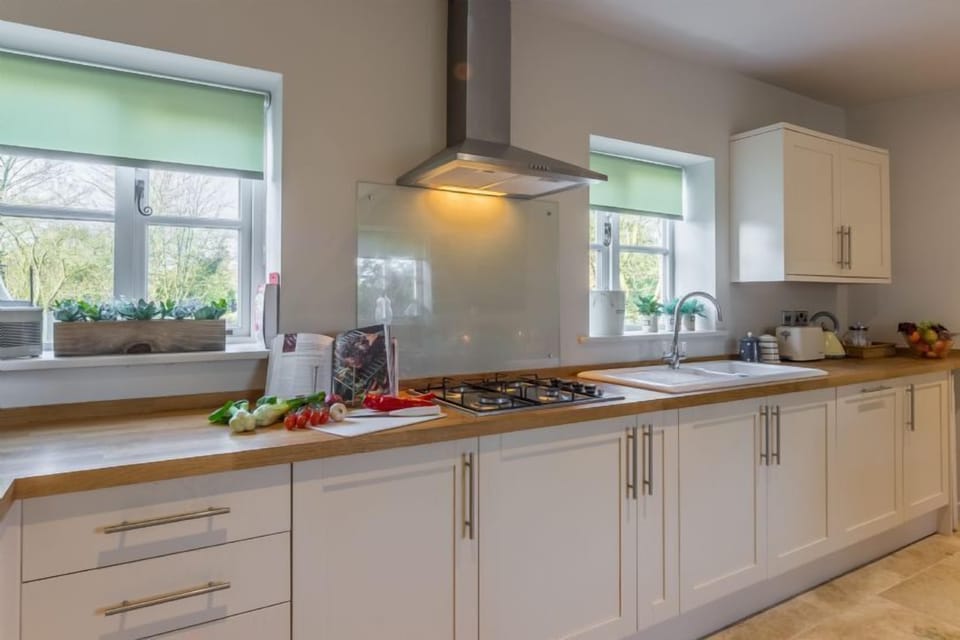 Ground floor: Fitted kitchen