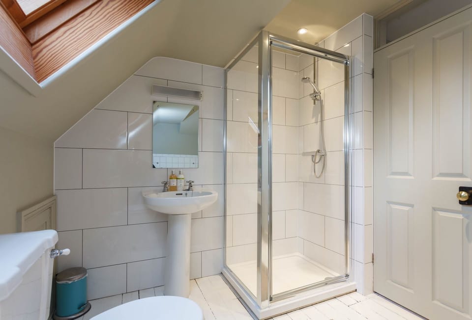 The Gate House, Wimborne: Bedroom one's en-suite shower room