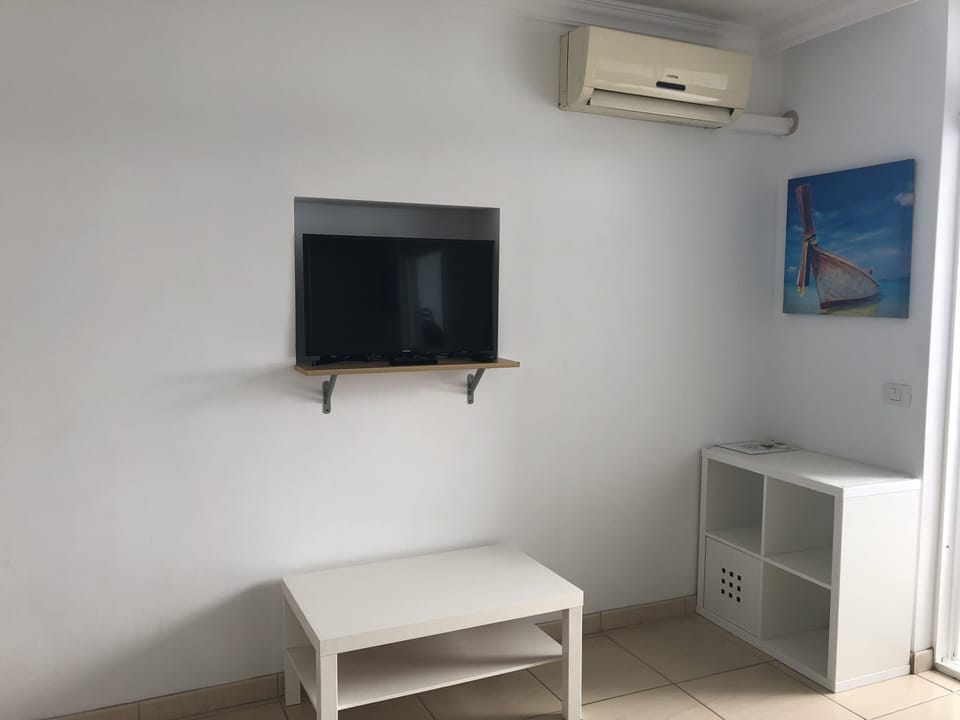 32 inch smart TV with hundreds channels in all languages 
