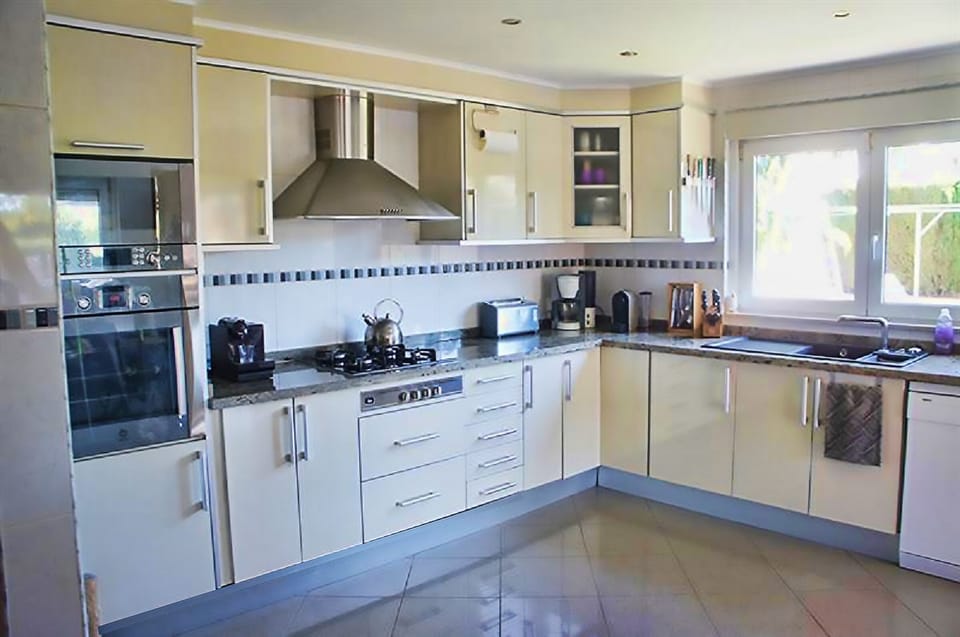 Spacious and modern kitchen