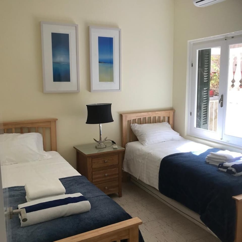 Twin guest room. 
