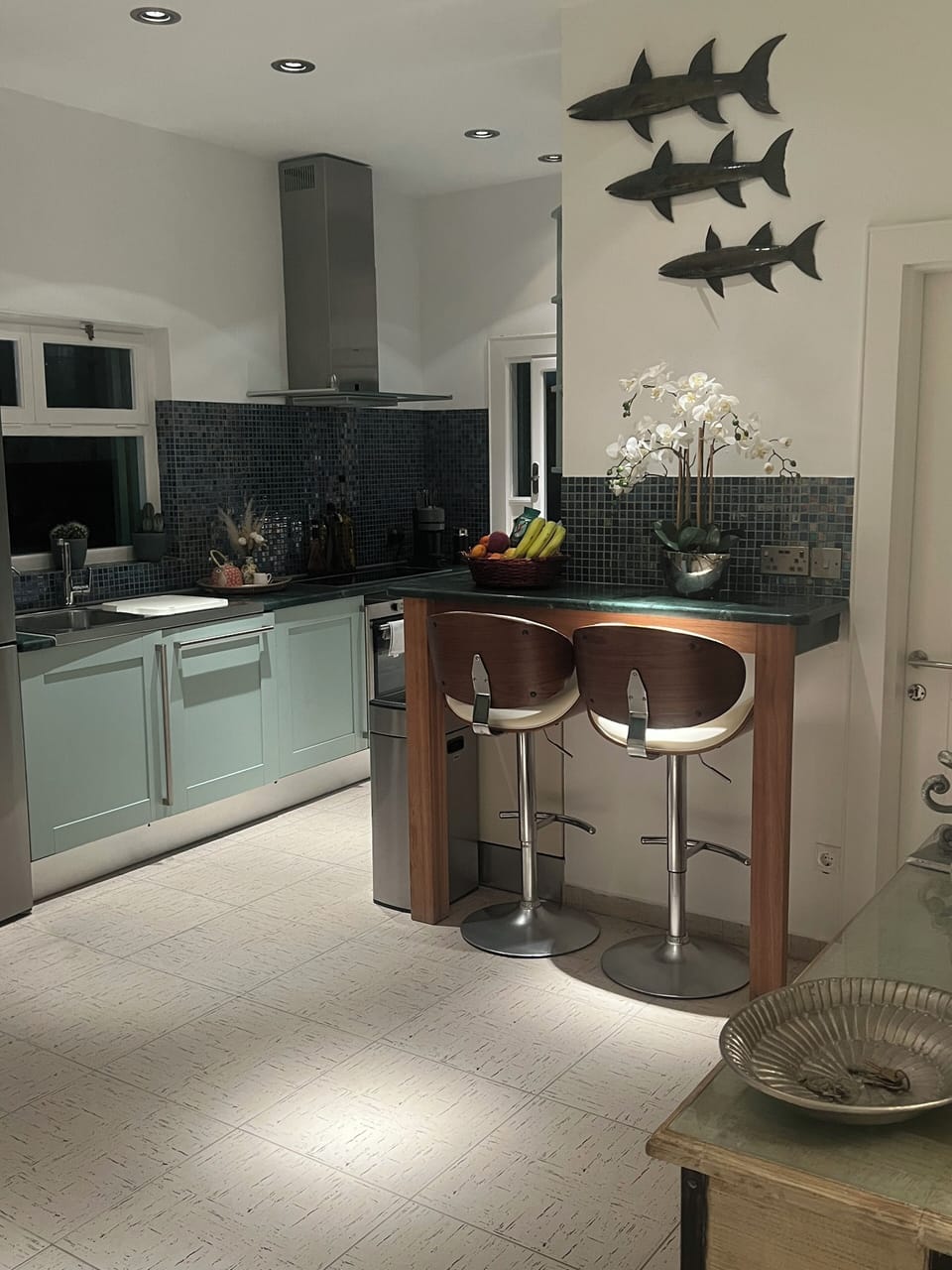 Kitchen with small breakfast bar.