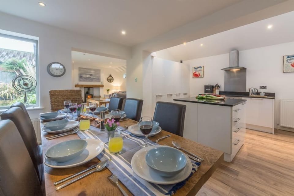 Greyseals, Brancaster: Open plan dining area with kitchen and sitting room