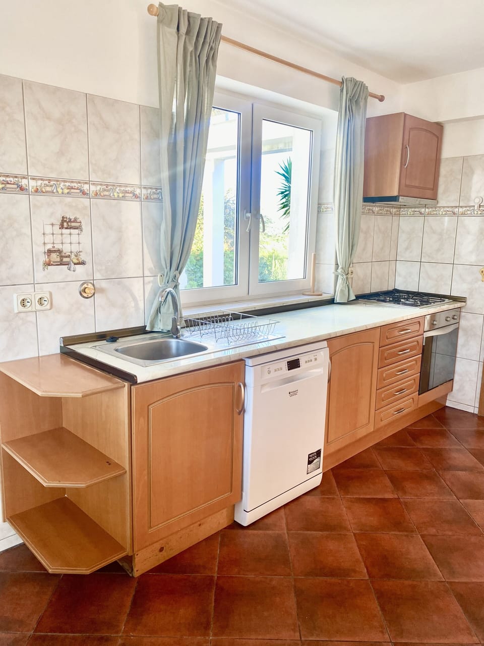 Fully equipped kitchen. Dishwasher, microwave, coffee and washing machine. 