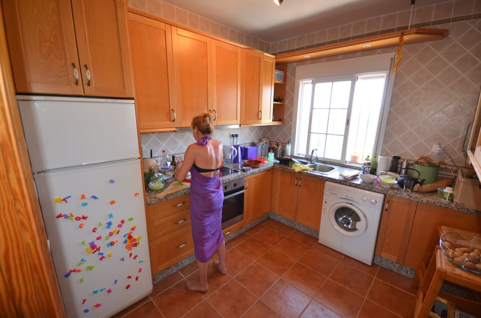 Modern kitchen with marble worktop. (Now with dishwasher too)