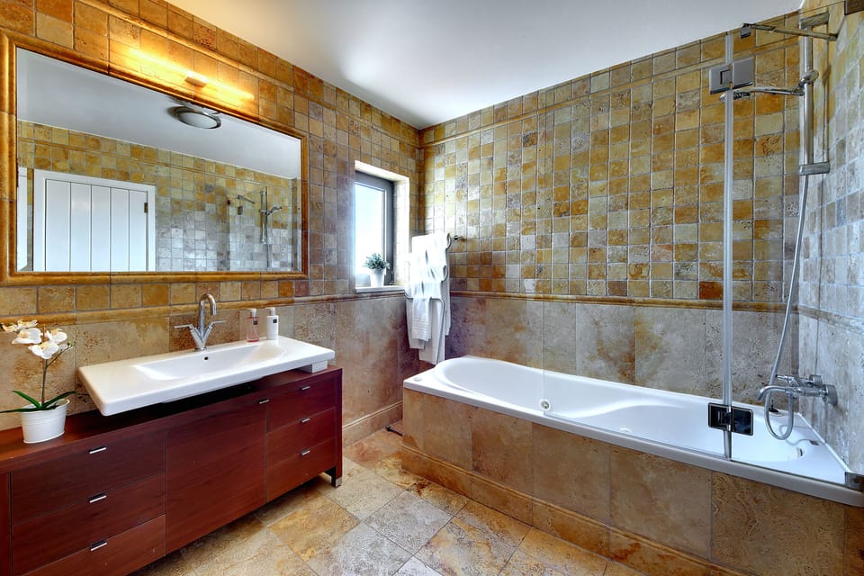 Bathroom w/ jacuzzi bath