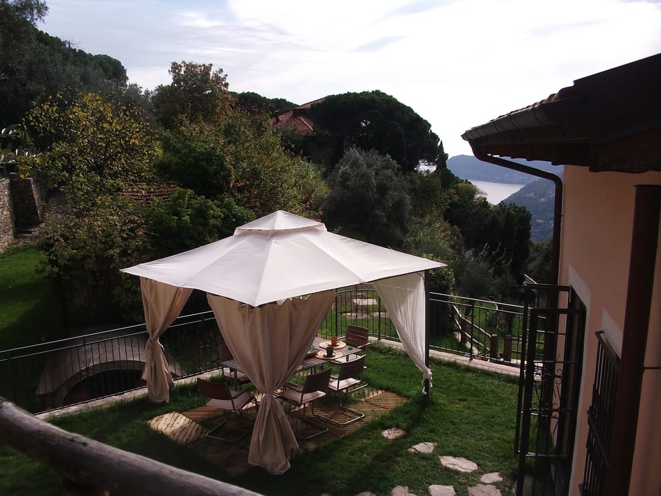 The roof garden is completely fenced and suitable for babies and pets.