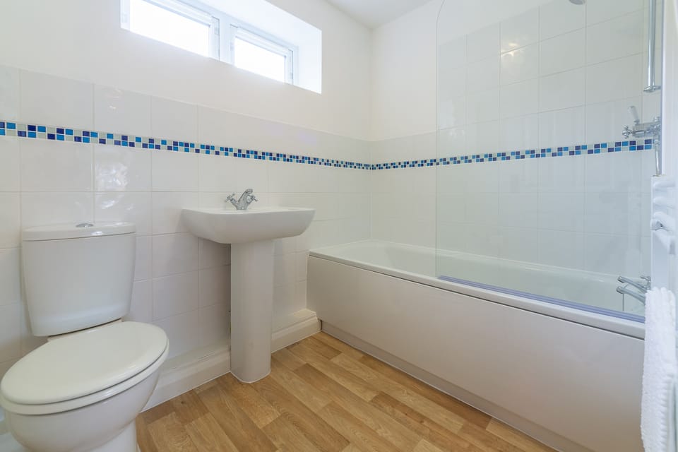 Ground floor: En suite bathroom in bedroom two