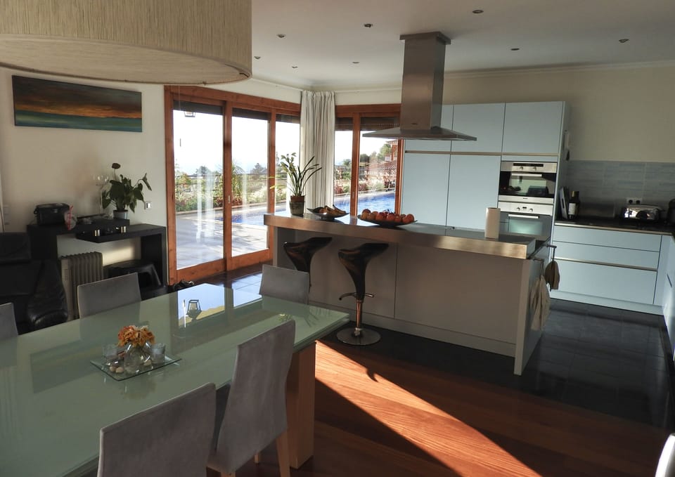 Dining and kitchen areas with view of the pool and ocean.