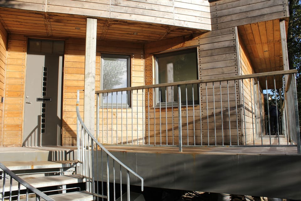 Entrance and balcony area