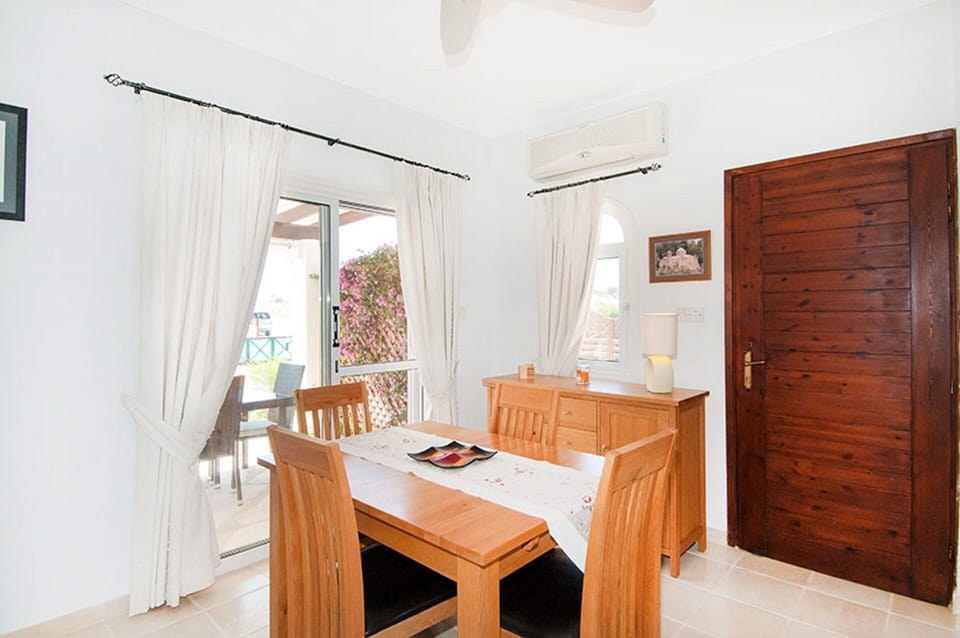 Open plan dinning area