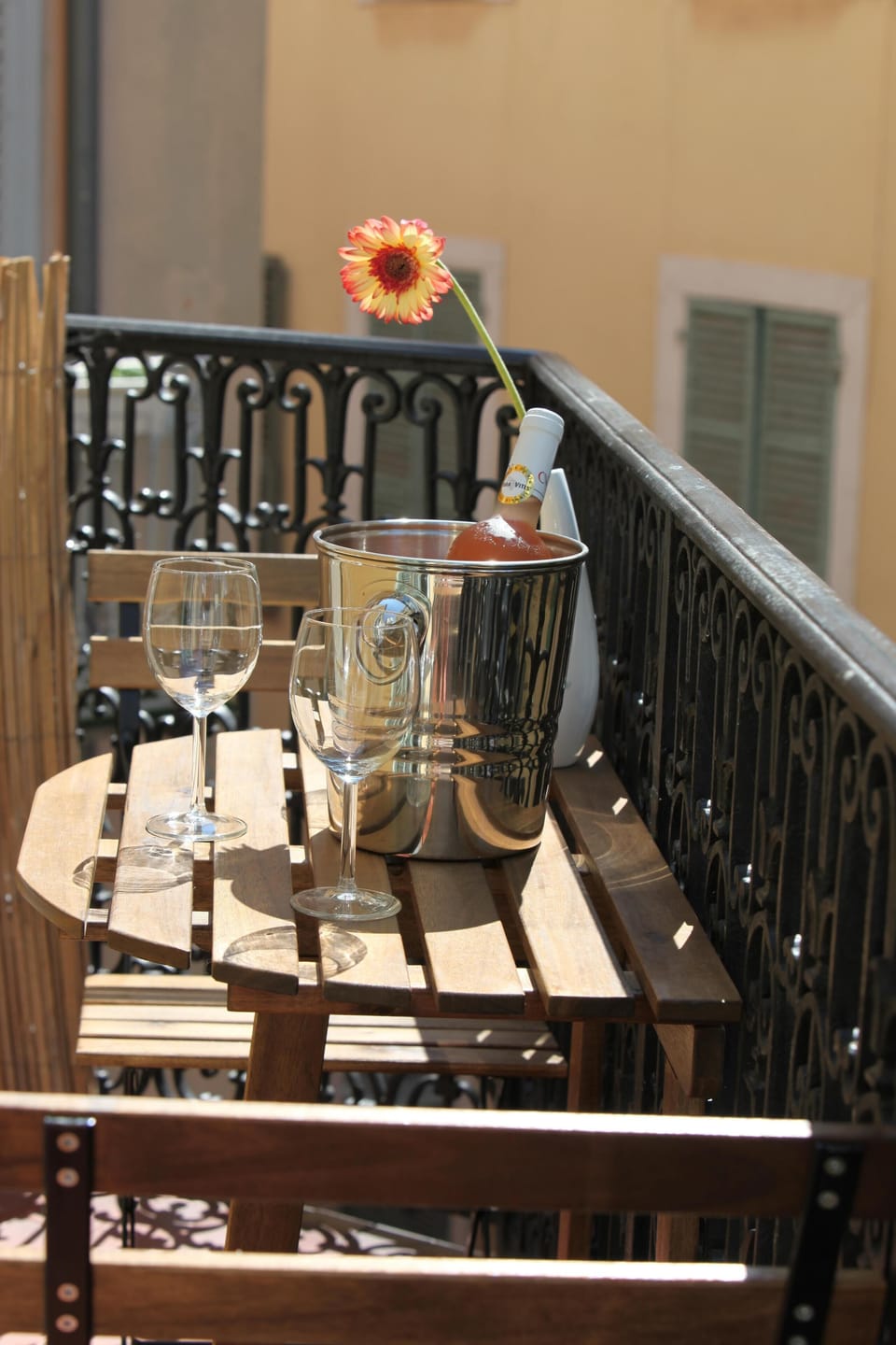 Enjoy and aperitif on the wraparound balcony!