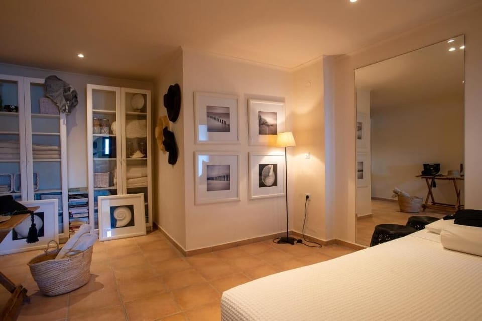 Double bedroom with artistic details 