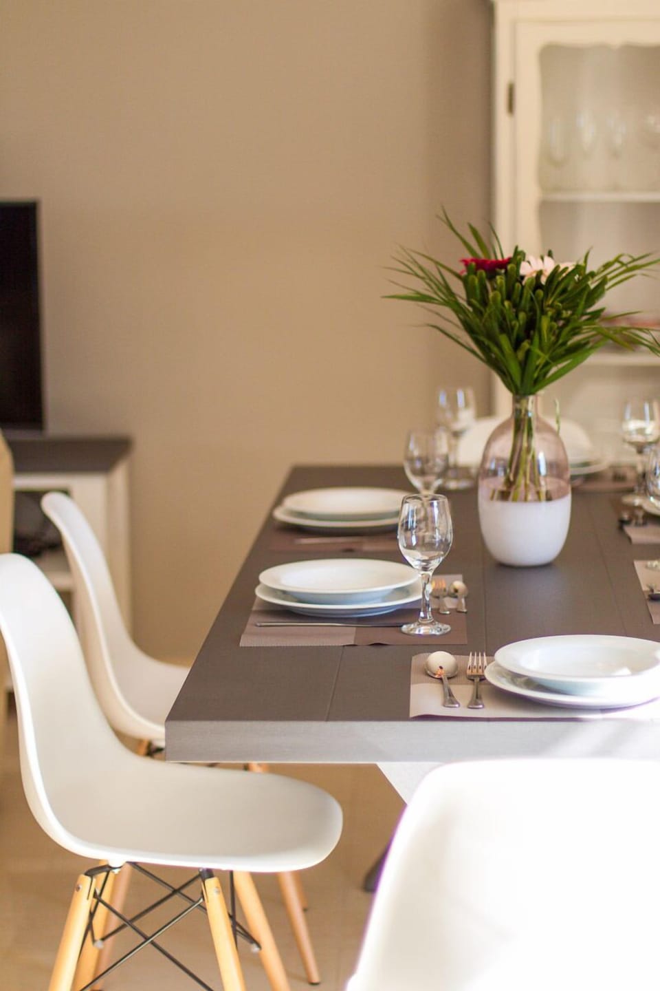 Dining table details! Enjoy a homemade meal with your family!