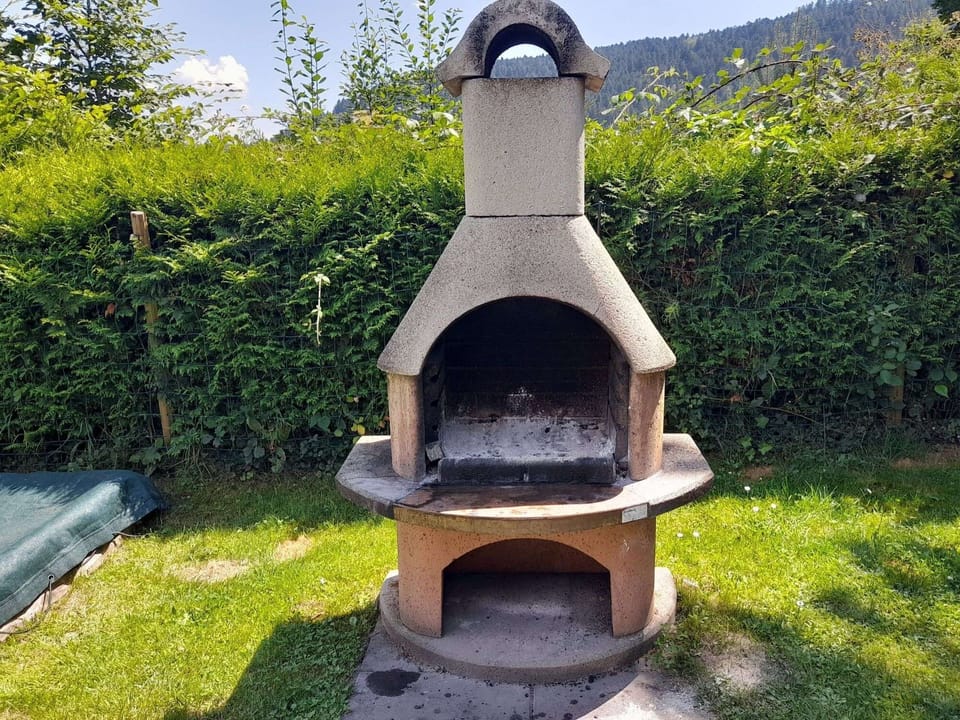 Brick barbecue incl. barbecue utensils