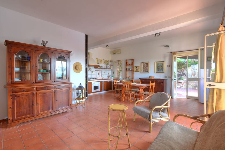 Living room with A/C, satellite TV and Wi-Fi.