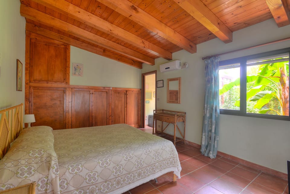 Bedroom with air conditioning and overlooking the garden.