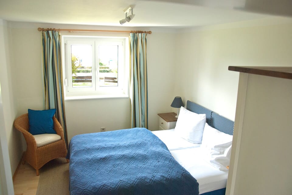 Close to the beach: Twin bedroom (garden level) with lake view.