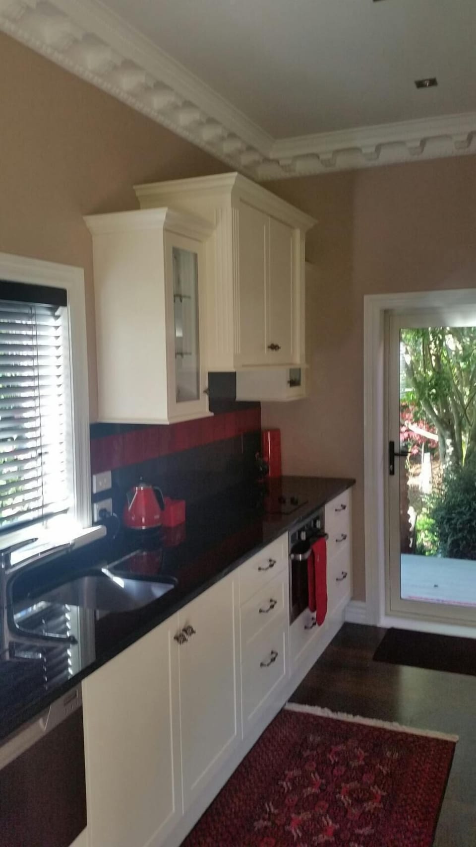 Full-size fridge, microwave, oven, stovetop