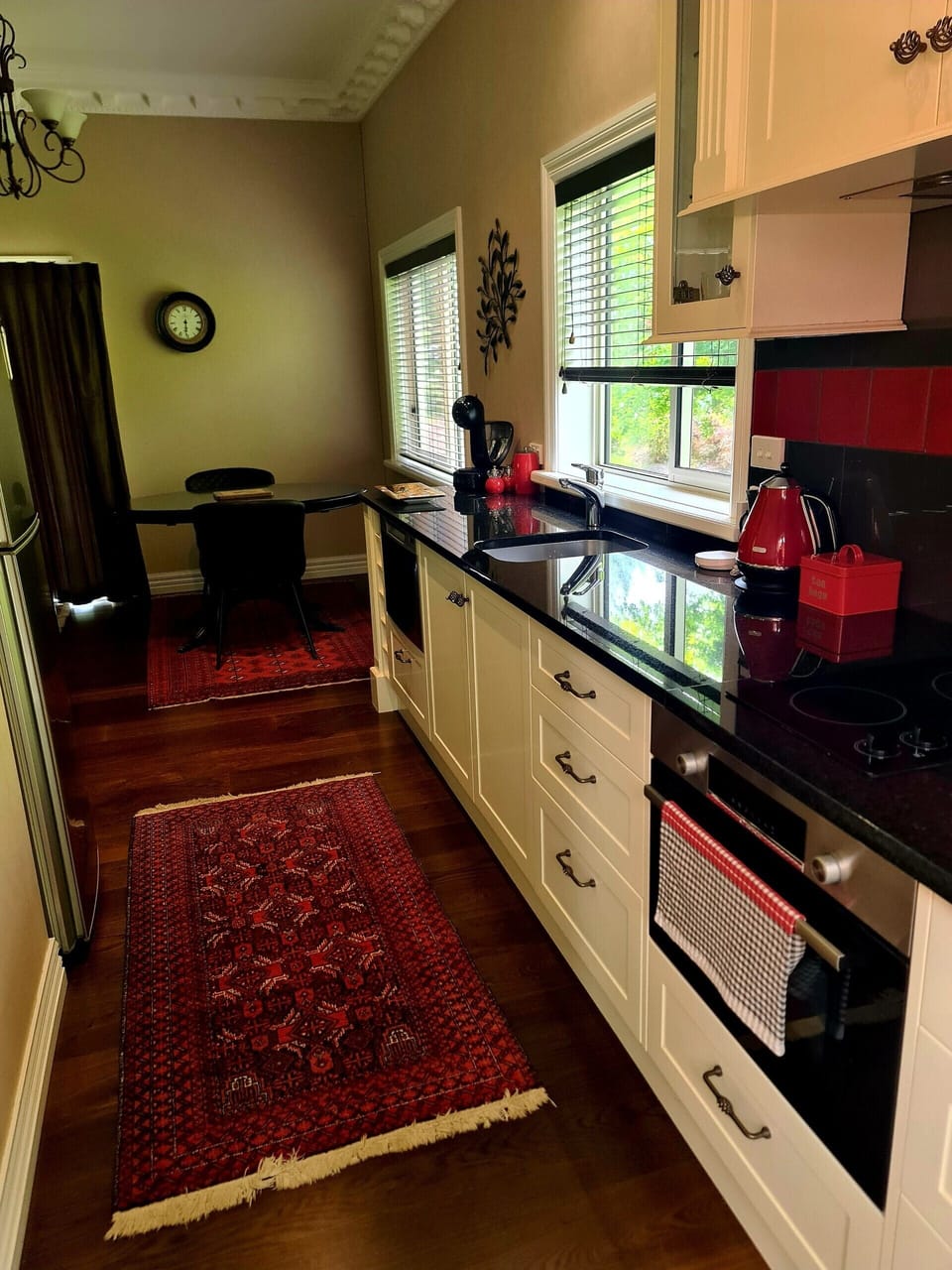 Deluxe Cottage, 1 Queen Bed, Non Smoking, Garden View | Private kitchen | Full-size fridge, microwave, oven, stovetop