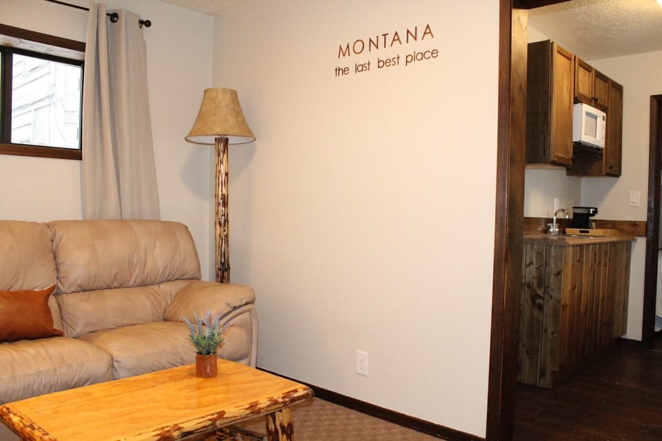 Deluxe Room, 1 Queen Bed, Non Smoking | Living area | Flat-screen TV