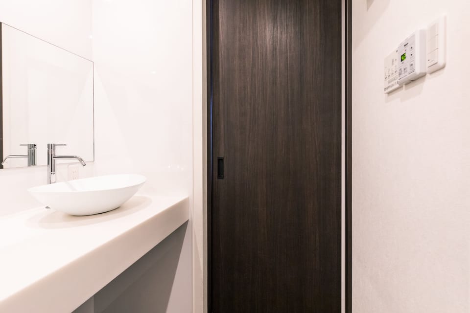 Combined shower/tub, deep soaking tub, free toiletries, hair dryer