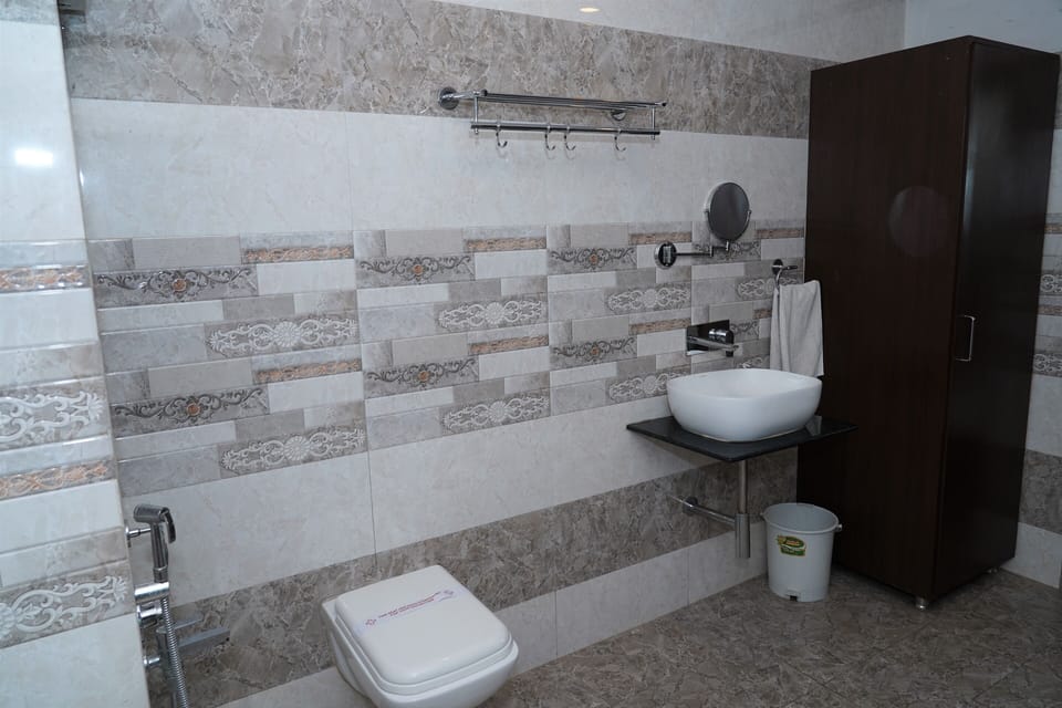 Family Room | Bathroom | Shower, rainfall showerhead, free toiletries, bathrobes
