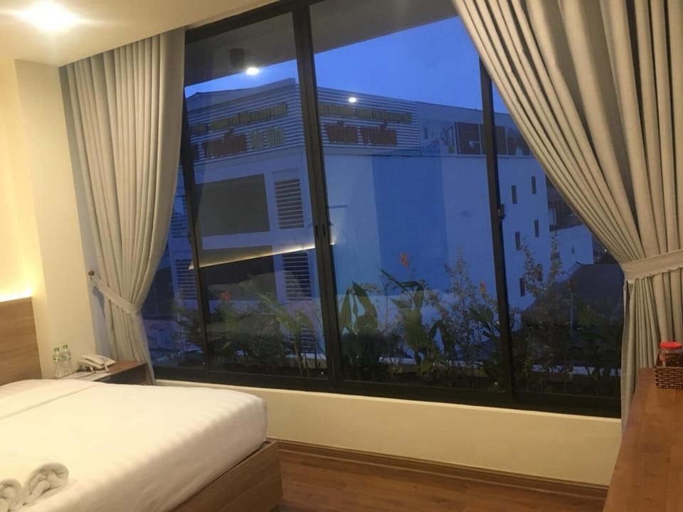 Desk, blackout drapes, free WiFi, bed sheets