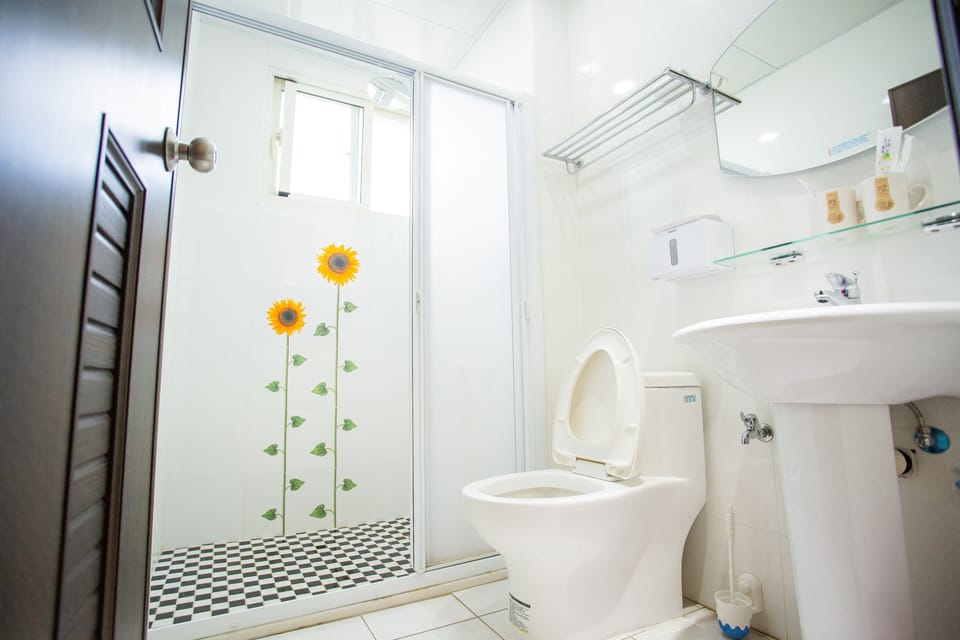 Family Quadruple Room, Non Smoking | Bathroom | Shower, hydromassage showerhead, free toiletries, hair dryer