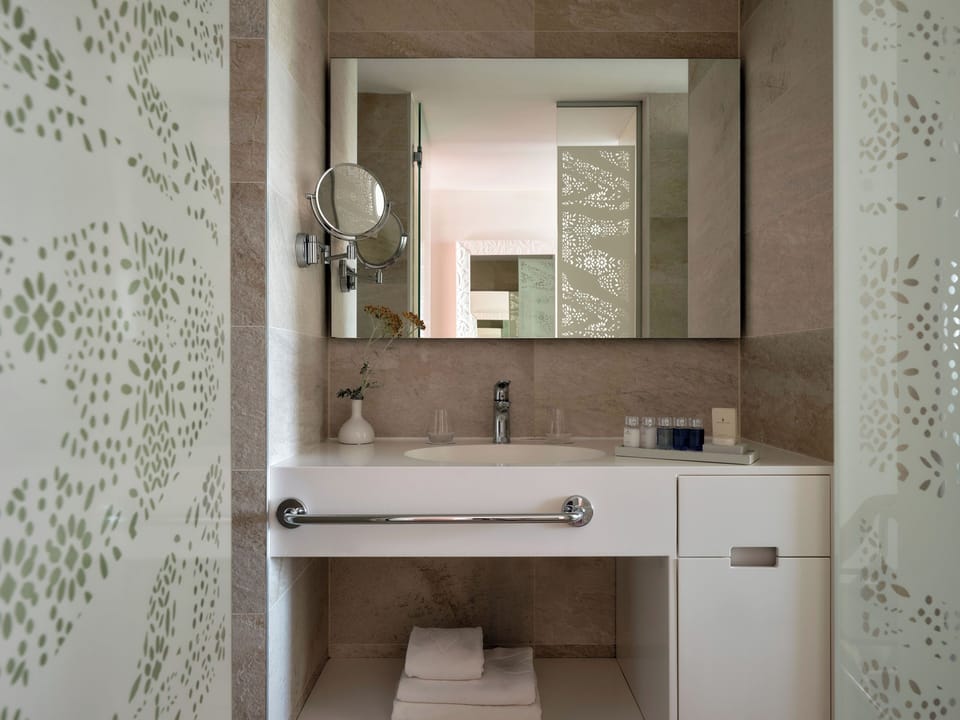 Two Double Rooms with Connecting Door 44 m2 Courtyard/Park View with French Balconies | Bathroom | Shower, free toiletries, hair dryer, bathrobes