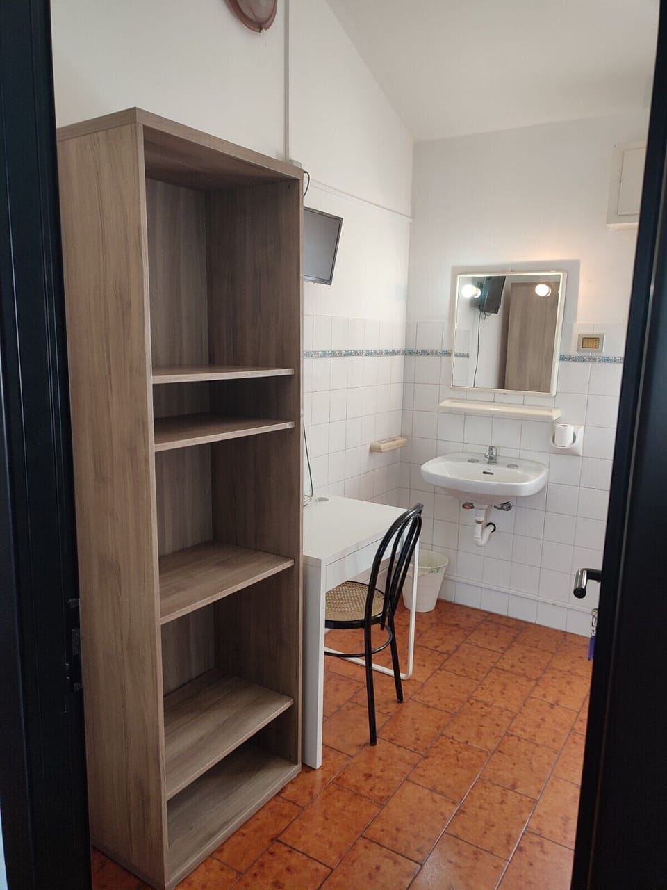 Single with shared bathroom | Desk, bed sheets