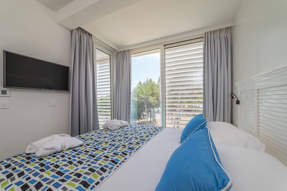 In-room safe, free WiFi, bed sheets
