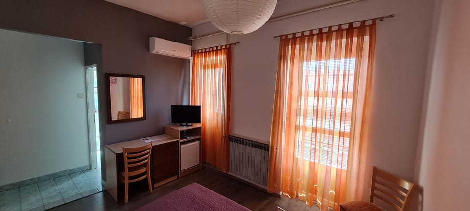Classic Double Room | Soundproofing, iron/ironing board, free WiFi, bed sheets
