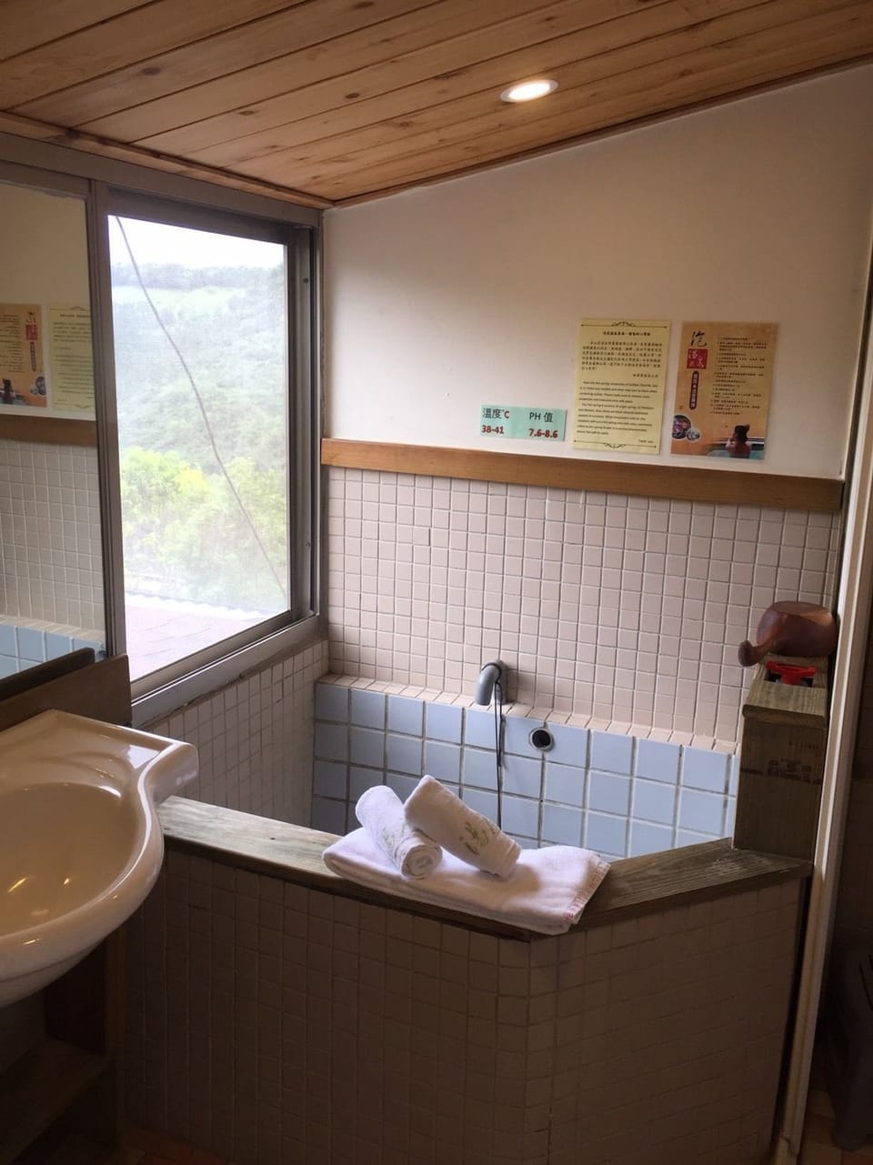 Deluxe Double Room, 1 Double Bed | Bathroom | Combined shower/tub, free toiletries, hair dryer, slippers