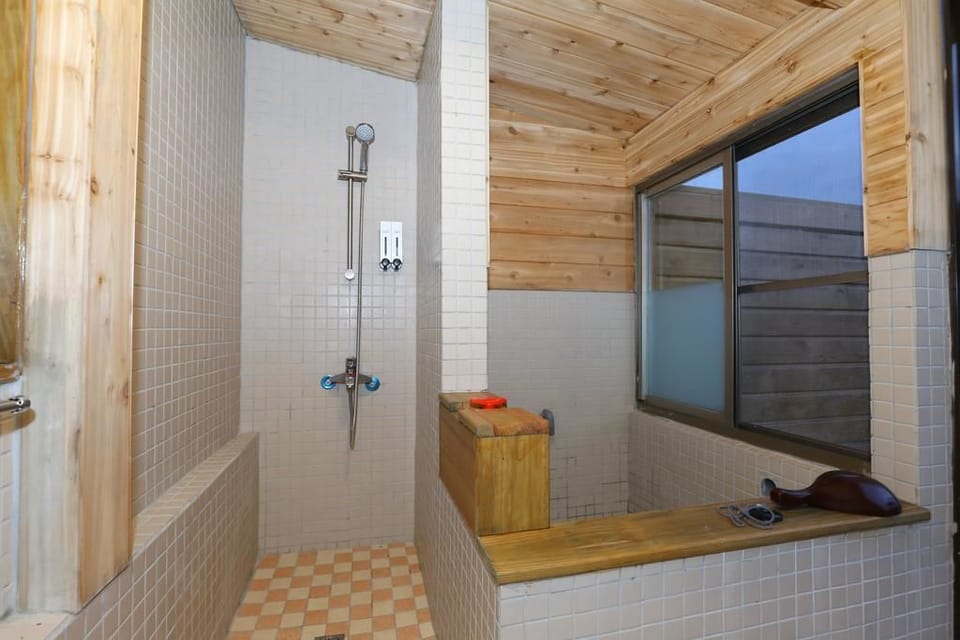 Combined shower/tub, free toiletries, hair dryer, slippers