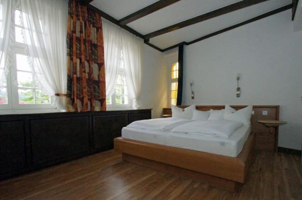 Desk, blackout drapes, free WiFi, bed sheets
