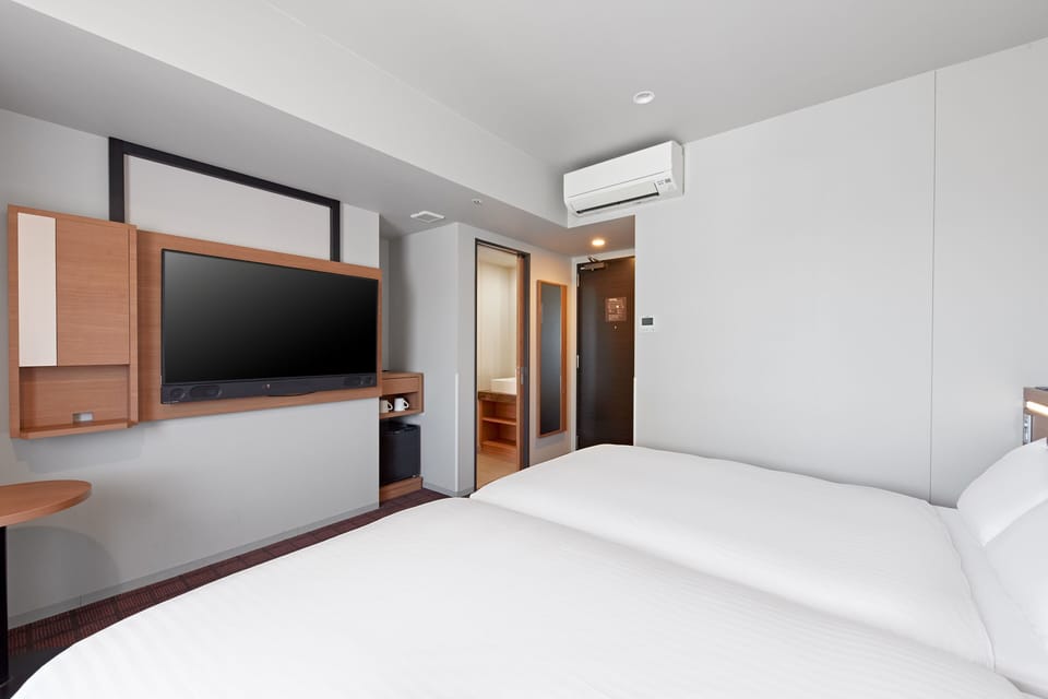 Deluxe Twin Room, Non Smoking | Desk, blackout drapes, iron/ironing board (on request), WiFi (free)