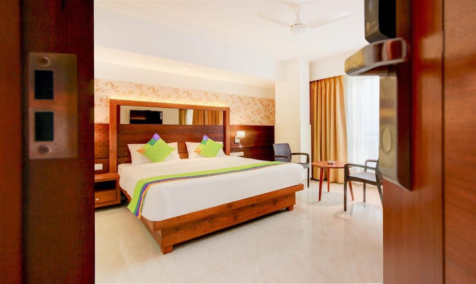  Executive Room | Hypo-allergenic bedding, in-room safe, laptop workspace, blackout drapes