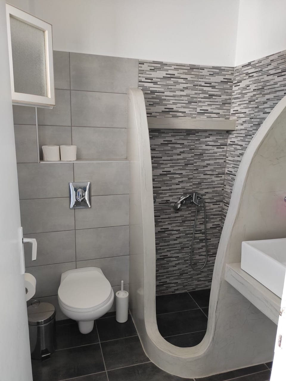 Classic Apartment, 1 Bedroom, Non Smoking, Sea View | Bathroom | Shower, designer toiletries, hair dryer, towels
