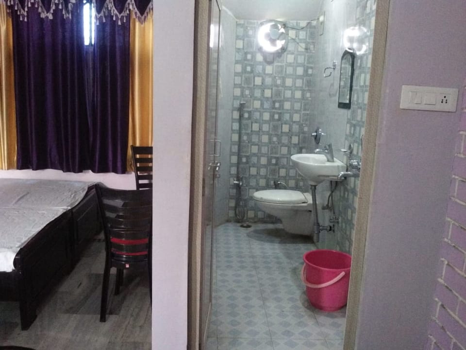 Shower, free toiletries, slippers, towels